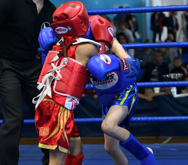 俄罗斯奥伦堡- 2019年10月20日：男孩参加泰国拳击比赛 — 图库照片