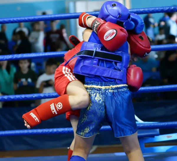 Orenburg, Rússia - 20 de outubro de 2019: Meninos competem no boxe tailandês — Fotografia de Stock