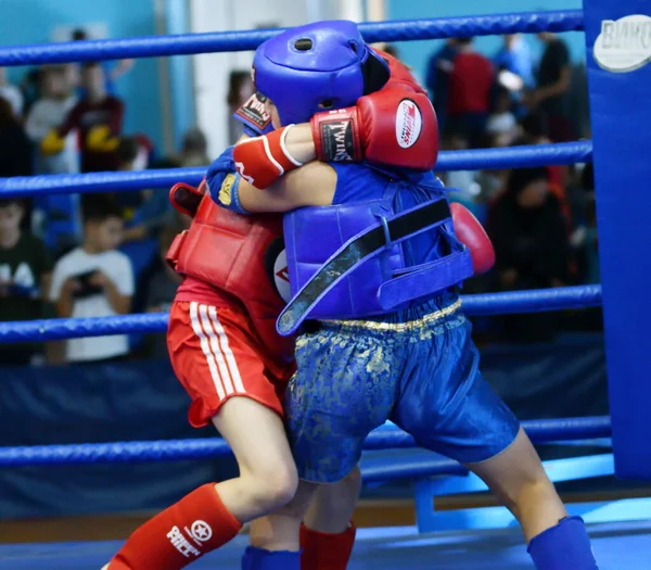Оренбург, Россия - 20 октября 2019 года: Мальчики соревнуются в тайском боксе — стоковое фото