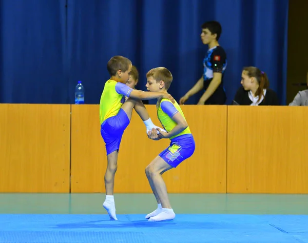 Orenburg, Rusia, 26-27 mai 2017 ani: băieții concurează în acrobații sportive — Fotografie, imagine de stoc