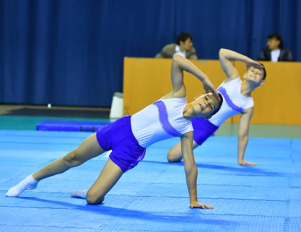 Orenburg, Rosja, lat 26-27 maja 2017: chłopcy konkurować w akrobatyka sportowa — Zdjęcie stockowe