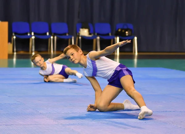 Orenburg, Rosja, lat 26-27 maja 2017: chłopcy konkurować w akrobatyka sportowa — Zdjęcie stockowe