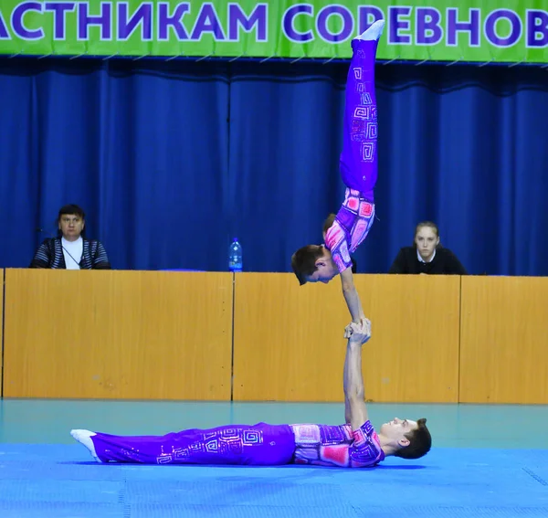 Orenburg, Russia, 26-27 maggio 2017 anni: i ragazzi gareggiano nelle acrobazie sportive — Foto Stock