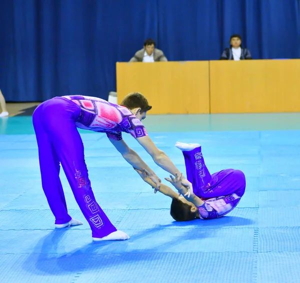 Orenburg, Rusko, 26-27 května 2017 roky: chlapci soutěží ve sportovní akrobacie — Stock fotografie