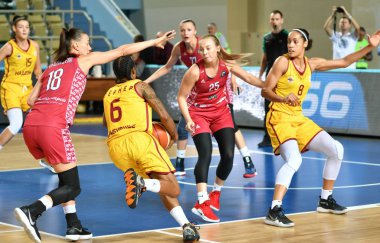 Orenburg, Rusya - 6 Ekim 2019: Kızlar basketbol oynar.
