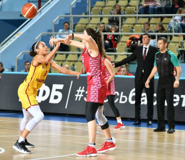 Orenburg, Rusya - 6 Ekim 2019: Kızlar basketbol oynar.