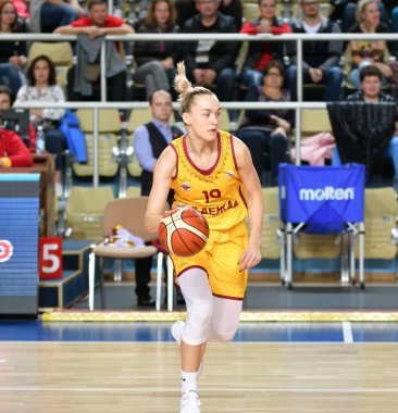 Orenburg, Rusya - 6 Ekim 2019: Kızlar basketbol oynar.