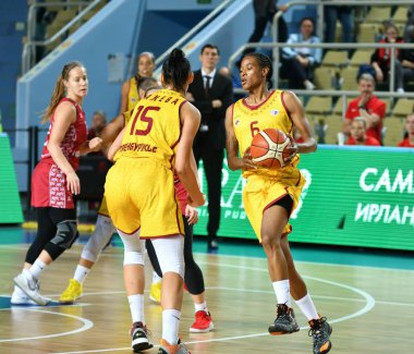 Orenburg, Rusya - 6 Ekim 2019: Kızlar basketbol oynar.