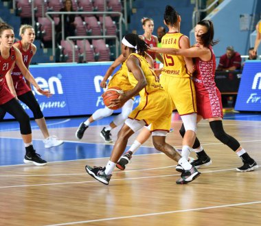 Orenburg, Rusya - 6 Ekim 2019: Kızlar basketbol oynar.