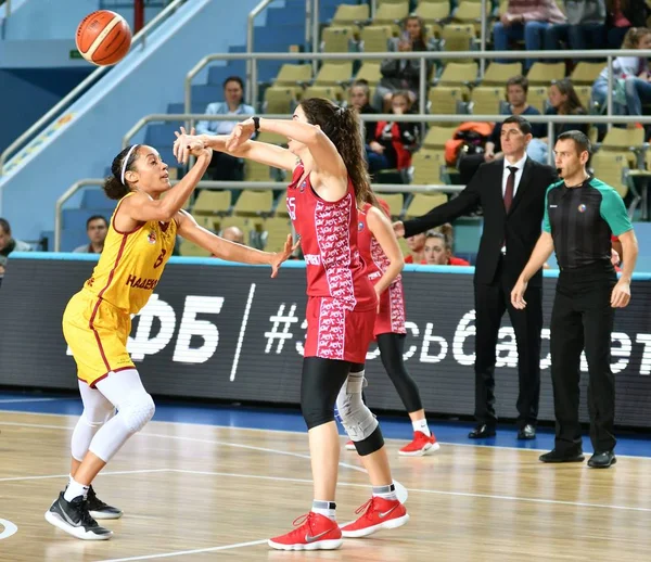 Orenburg, Rusko 6. října 2019: Dívky hrají basketbal. — Stock fotografie