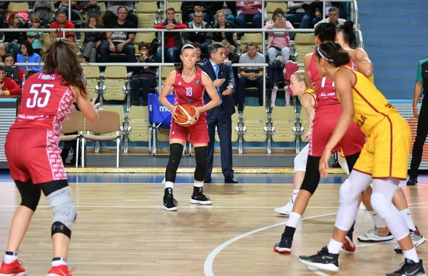 Orenburg, Rusya - 6 Ekim 2019: Kızlar basketbol oynar. — Stok fotoğraf