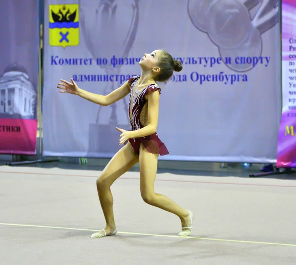 Orenburg, Rusland - 25 November 2017 jaar: meisjes concurreren in ritmische gymnastiek — Stockfoto