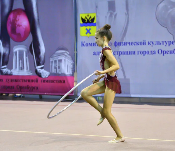 Orenburg, Rusia - 25 de noviembre de 2017 año: las niñas compiten en gimnasia rítmica — Foto de Stock