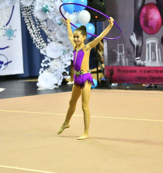 Orenburg, Rusia - 25 de noviembre de 2017 año: las niñas compiten en gimnasia rítmica — Foto de Stock