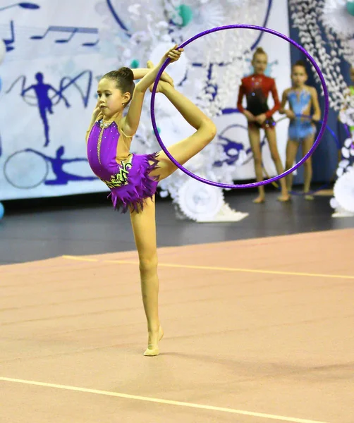 Orenburg, Ryssland - 25 November 2017 år: flickor konkurrera i rytmisk gymnastik — Stockfoto
