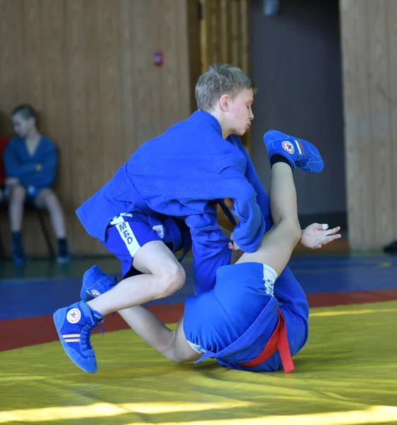 Orenburg, Rusland - 23 februari 2019: Jongens wedstrijden Sambo — Stockfoto