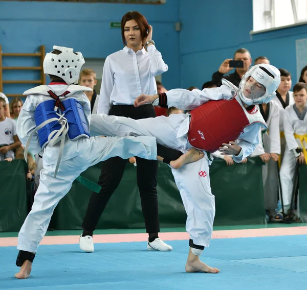 Orenburg, Russia - 19 ottobre 2019: I ragazzi gareggiano a taekwondo — Foto Stock