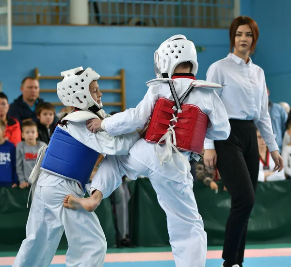 Orenburg, Russia - October 19, 2019: Αγόρια διαγωνίζονται στο taekwondo — Φωτογραφία Αρχείου