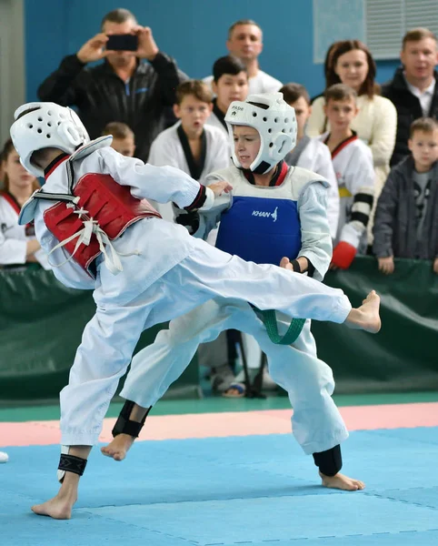 Orenburg, Venäjä - 19. lokakuuta 2019: Pojat kilpailevat taekwondossa — kuvapankkivalokuva