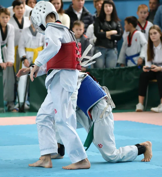 Orenburg, Russia - 19 ottobre 2019: I ragazzi gareggiano a taekwondo — Foto Stock