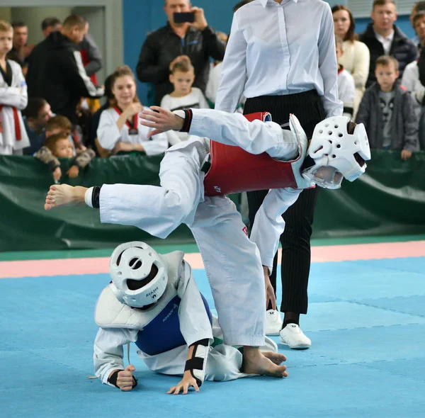 Orenburg, Ryssland - 19 oktober 2019: Pojkar tävlar i taekwondo — Stockfoto