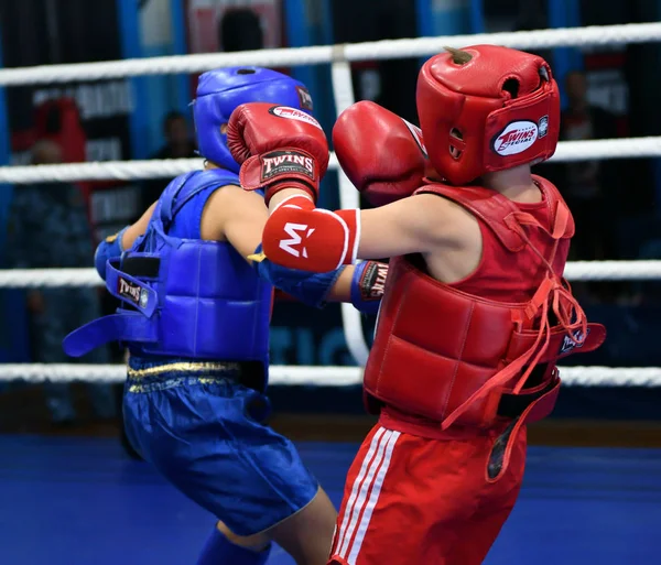 Orenburg, russland - 20. oktober 2019: jungs messen sich im thai-boxen — Stockfoto
