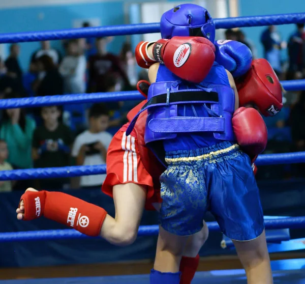 Orenburg, Rusia - 20 de octubre de 2019: Los niños compiten en el boxeo tailandés —  Fotos de Stock