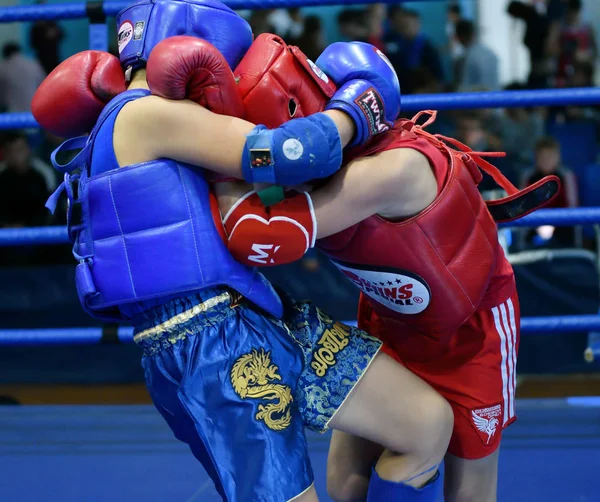 Orenburg, Russia - 20 жовтня 2019: Хлопці змагаються в тайському боксі — стокове фото