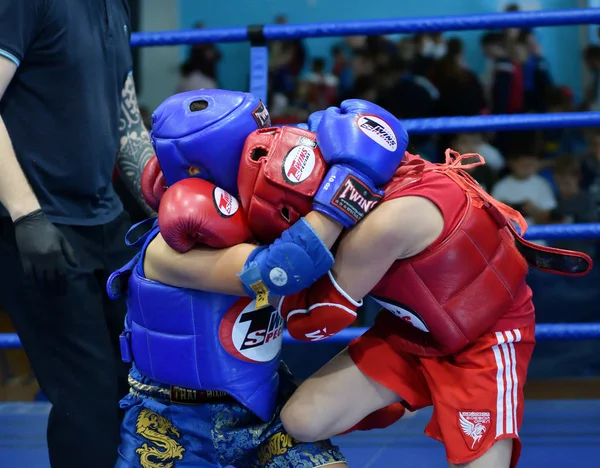 Orenburg, Rusland - 20 oktober 2019: Jongens nemen deel aan Thais boksen — Stockfoto