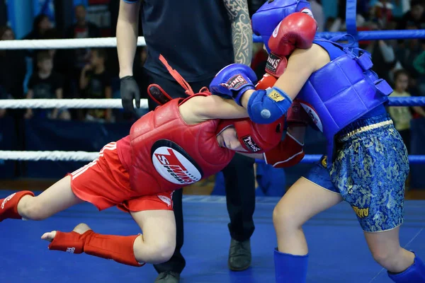 Orenburg, Russia - 20 ottobre 2019: I ragazzi gareggiano nella boxe thailandese — Foto Stock