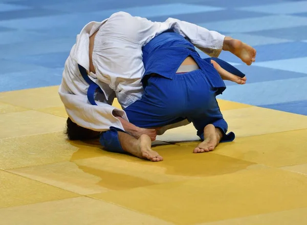 Pojkar tävlar i Judo — Stockfoto