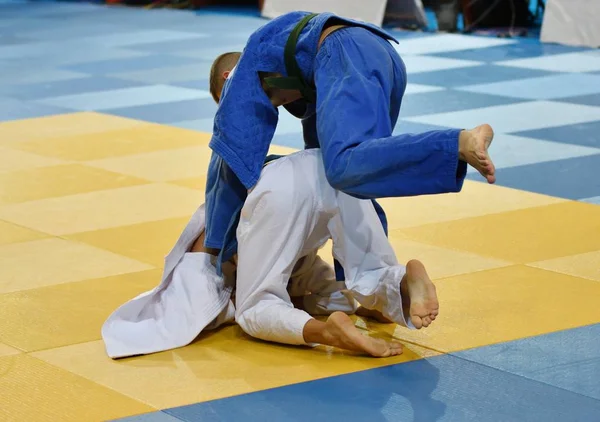 Chicos compiten en Judo — Foto de Stock
