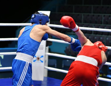 Orenburg, Rusya-7 Mayıs 2017: Erkekler boks müsabakasında