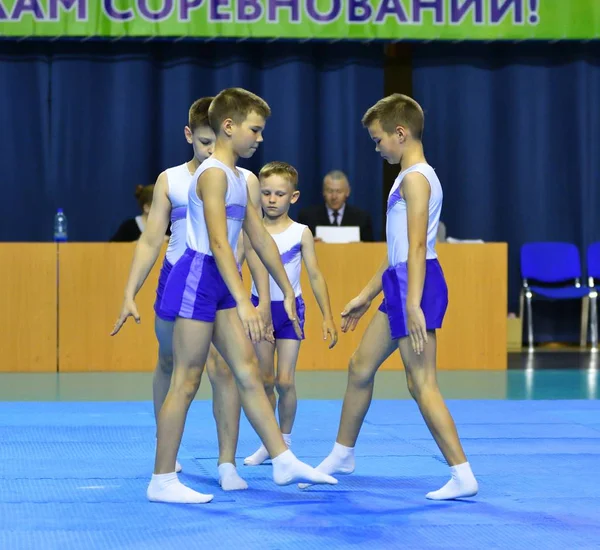 Orenburg, Rusia, 26-27 de mayo de 2017 años: niños compiten en acrobacias deportivas — Foto de Stock