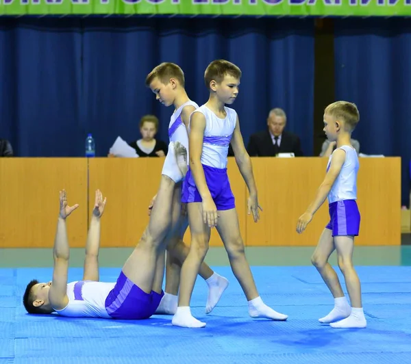 Orenburg, Rusia, 26-27 de mayo de 2017 años: niños compiten en acrobacias deportivas —  Fotos de Stock
