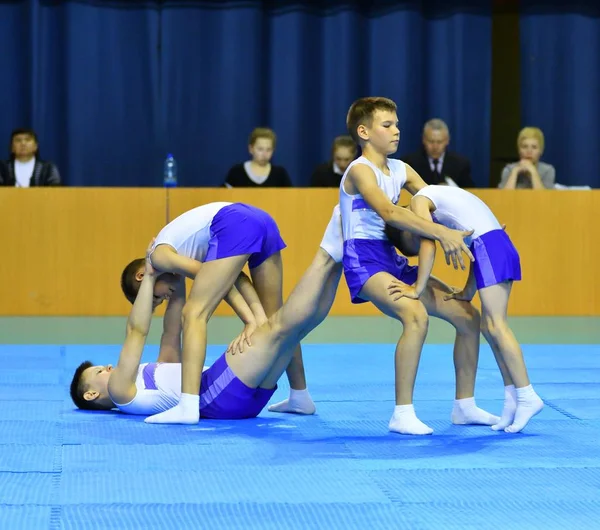 Orenburg, Rusia, 26-27 de mayo de 2017 años: niños compiten en acrobacias deportivas — Foto de Stock