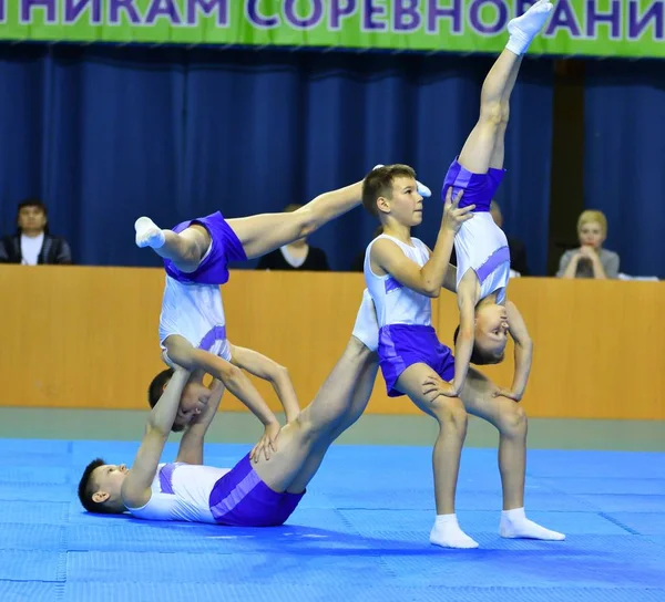 Orenburg, Rusya Federasyonu, 26-27 Mayıs 2017 yıl: boys rekabet spor akrobasi — Stok fotoğraf