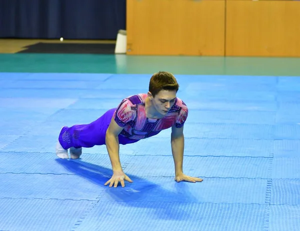 Orenburg, Rosja, lat 26-27 maja 2017: chłopcy konkurować w akrobatyka sportowa — Zdjęcie stockowe