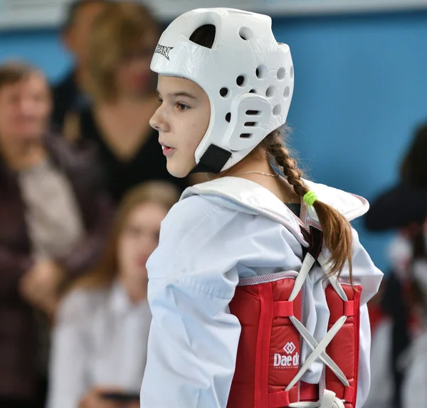 Orenburg, Ryssland - 19 oktober 2019: Tjejer tävlar i taekwondo — Stockfoto