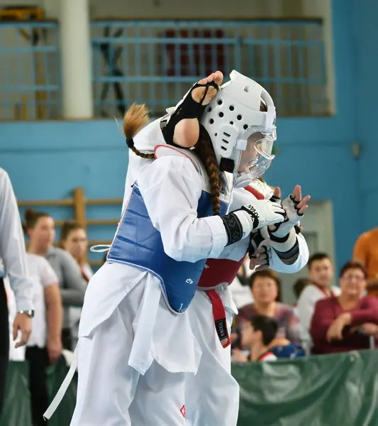Orenburg,ロシア- 2019年10月19日:女の子はtaekwondoで競います — ストック写真