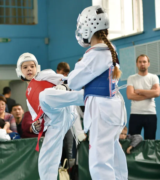 Orenburg, Rusia - 19 de octubre de 2019: Las niñas compiten en taekwondo —  Fotos de Stock