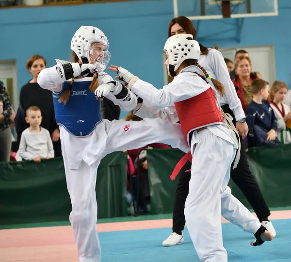 Orenburg, Rusland - 19 oktober 2019: Meisjes nemen deel aan taekwondo — Stockfoto