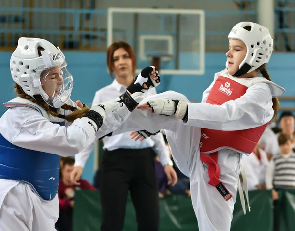 Orenburg, Ryssland - 19 oktober 2019: Tjejer tävlar i taekwondo — Stockfoto