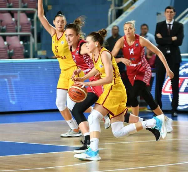 Orenburg, Rusko 6. října 2019: Dívky hrají basketbal. — Stock fotografie