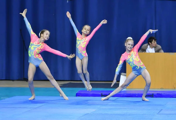 Orenburg, Rusia, 26-27 de mayo de 2017 años: chica compite en acrobacias deportivas — Foto de Stock