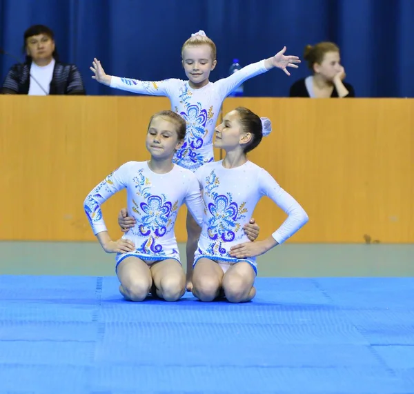 Orenburg, Rússia, 26-27 Maio 2017 anos: menina competir em acrobacias esportivas — Fotografia de Stock