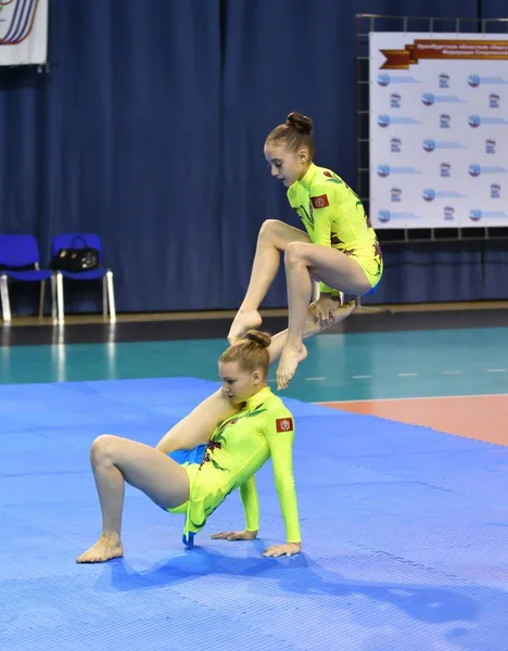 Orenburg, Rússia, 26-27 Maio 2017 anos: menina competir em acrobacias esportivas — Fotografia de Stock