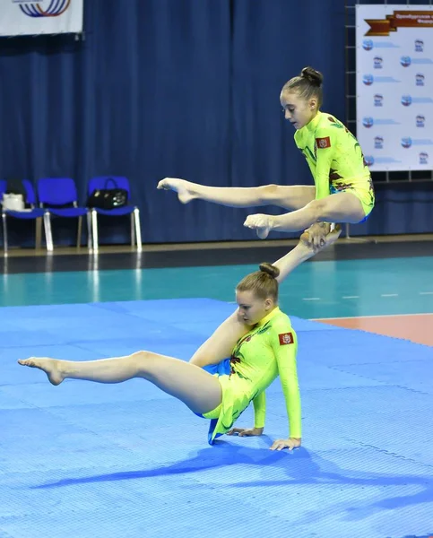 Orenburg, Russie, 26-27 mai 2017 ans : une fille concourt dans des acrobaties sportives — Photo