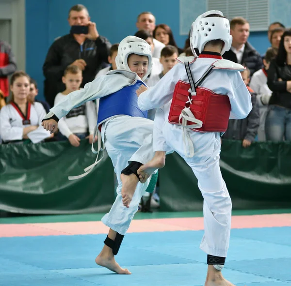 Orenburg, russland - 19. Oktober 2019: Jungen messen sich im Taekwondo — Stockfoto