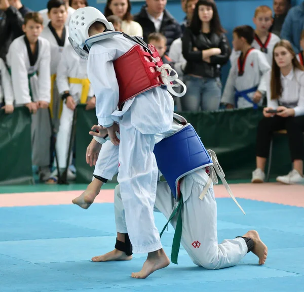 Orenburg,ロシア- 2019年10月19日:男の子はtaekwondoで競います — ストック写真